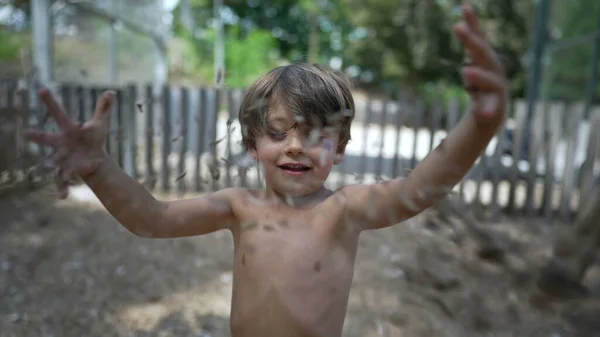 Schattig Shirtloos Jongetje Spelen Buiten Glimlachen Camera Staan Speeltuin Park — Stockfoto