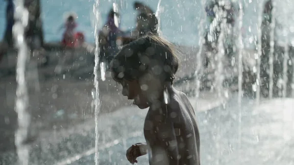 Criança Correndo Jatos Parque Aquático Movimento Super Lento 120Fps Criança — Fotografia de Stock