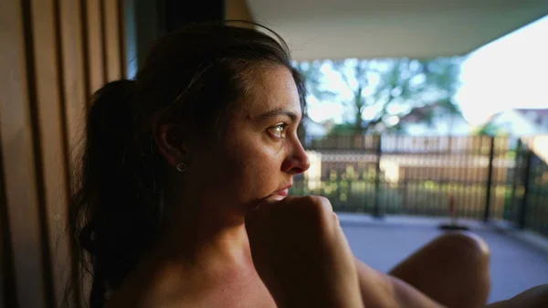 Mujer Contemplativa Pensando Profundamente Balcón Apartamento Persona Femenina Pensativa Unos — Foto de Stock