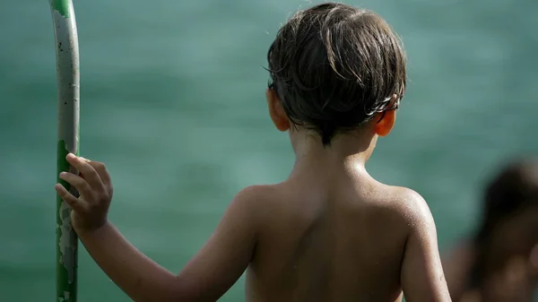 Menino Pequeno Contemplativo Costas Criança Sem Camisa Molhada Lado Fora — Fotografia de Stock