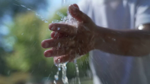 Kind Wäscht Sich Die Hände Brunnen Freien Kleiner Junge Putzt — Stockfoto