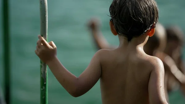 Jeden Kontemplacyjny Chłopczyk Tył Mokrego Dziecka Bez Koszuli Stojącego Zewnątrz — Zdjęcie stockowe