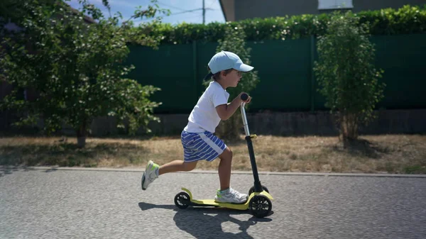Kleine Jongen Rijdt Wielen Scooter Buiten Gelukkig Kind Rijdt Speelgoed — Stockfoto