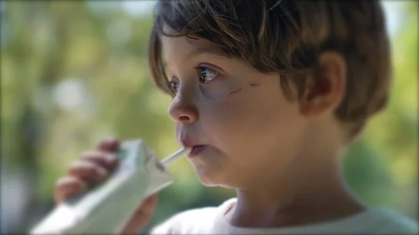 Barn Dricker Juice Från Kartongen Liten Pojke Förlorade Tanken När — Stockfoto