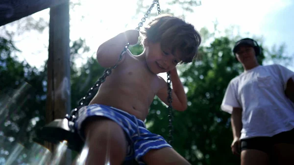 Счастливый Молодой Мальчик Превращается Качели Детской Площадке Наслаждаясь Летними Каникулами — стоковое фото