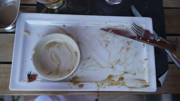 Βρώμικο Λευκό Πιάτο Περισσεύματα Ξύλινο Τραπέζι Πάνω Όψη Κενό Πιάτο — Φωτογραφία Αρχείου