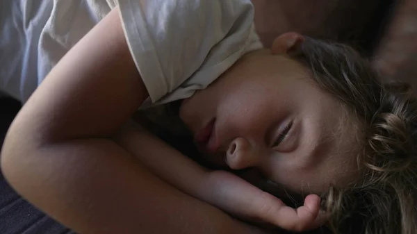 Enfant Réveillant Sieste Après Midi Ouvrant Les Yeux Somnolence Petit — Photo