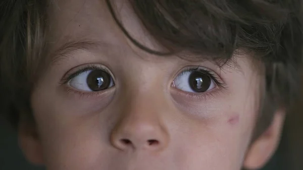 Makro Oči Dítěte Tvář Zblízka Dívá Bokem — Stock fotografie