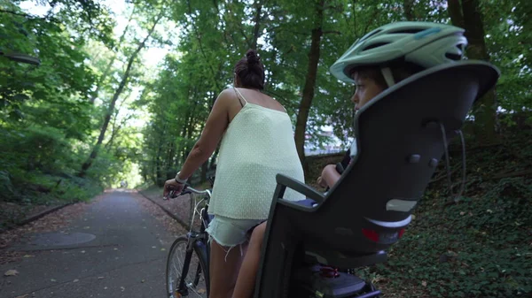 Мати Їде Велосипеді Дитиною Велосипедному Сидінні Зеленій Доріжці Відкритому Повітрі — стокове фото