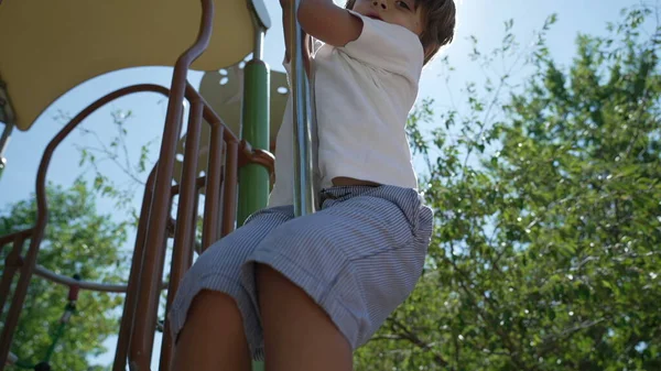 Kind Rutscht Bei Schönem Sonnenschein Von Metallstange Spielplatz Park — Stockfoto