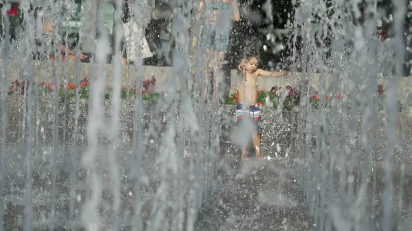 Criança Jatos Água Urbanos Parque Cidade Durante Dia Quente Verão — Fotografia de Stock