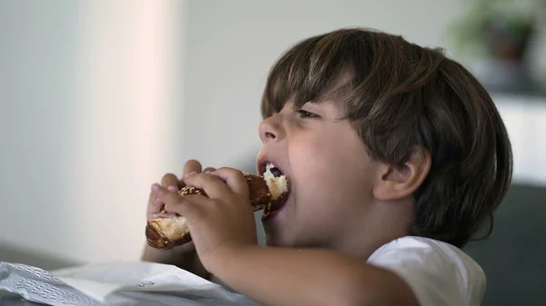 Jeden Mały Chłopiec Chwytając Chleb Biorąc Gryza Węglowodanów Jedzenie Siedzi — Zdjęcie stockowe