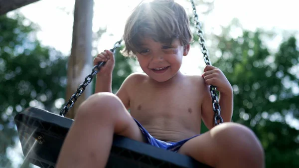 Jeden Mały Chłopiec Bawiący Się Placu Zabaw Huśtawka Świeżym Powietrzu — Zdjęcie stockowe
