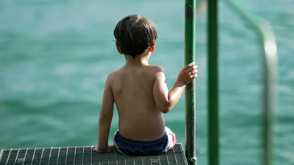Rapazinho Sentado Junto Lago Cais Costas Criança Molhada Sentada Natureza — Fotografia de Stock