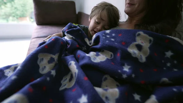 어머니와 아이는 소파에 담요를 집에서 휴식을 취한다 소파에서 웅크리고 부모와 — 스톡 사진