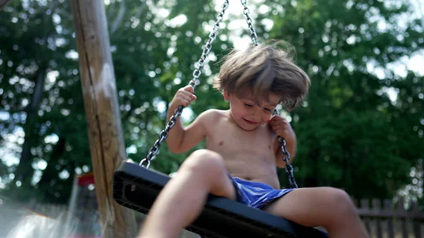 Один Маленький Хлопчик Розважається Дитячому Майданчику Гойдається Відкритому Повітрі Літній — стокове фото