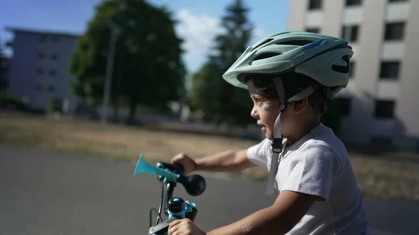 Один Активний Маленький Хлопчик Їде Велосипеді Надворі Щаслива Дитина Вчиться — стокове фото