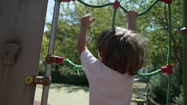 Ein Aktives Kind Hält Sich Auf Dem Spielplatz Stadtpark Der — Stockfoto