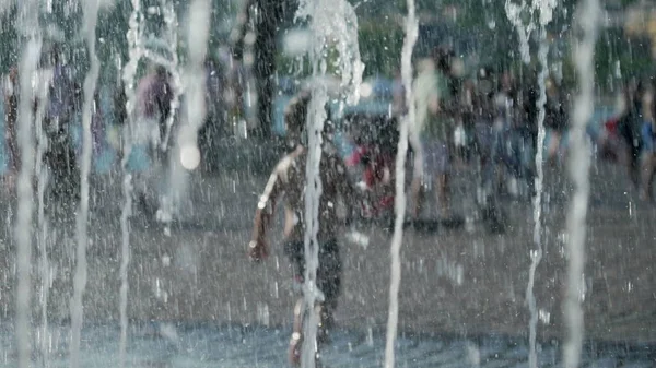 Verschwommener Kleiner Junge Der Auf Wasserpark Düsen Rennt Kind Vergnügt — Stockfoto