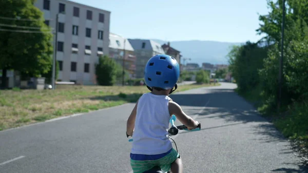 Один Активний Маленький Хлопчик Їде Велосипеді Межами Зеленої Дороги Міській — стокове фото