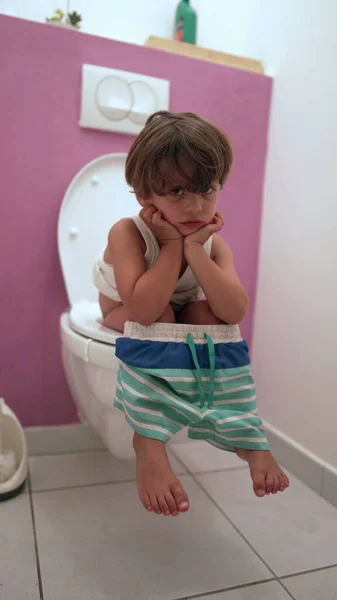 Mignon Petit Enfant Assis Sur Les Toilettes — Photo