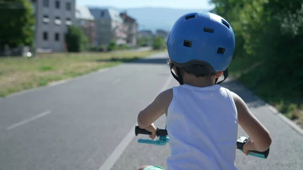 Назад Одна Активна Дитина Шоломі Їде Велосипеді Надворі Сонячний День — стокове фото