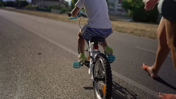 Активний Маленький Хлопчик Вчиться Їздити Велосипеді Вулиці Сонячний День Мамою — стокове фото