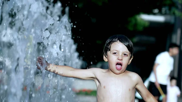 Glückliches Kind Hat Spaß Wasserpark Düsen 120Fps Zeitlupe Heißen Sommertagen — Stockfoto