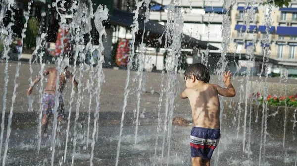 Criança Feliz Divertindo Parque Aquático Jatos 120Fps Câmera Lenta Durante — Fotografia de Stock