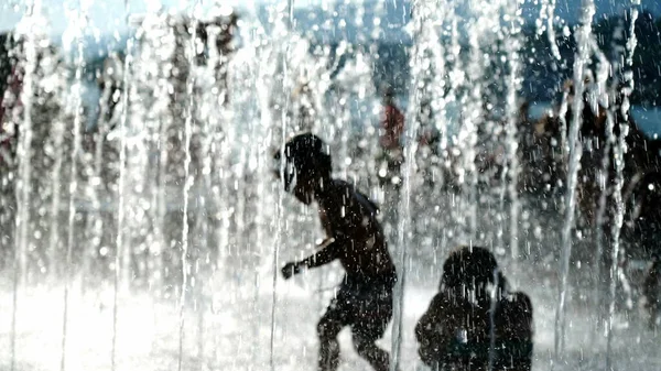 Menino Desfocado Correr Jactos Parque Aquático Criança Divertindo Durante Dia — Fotografia de Stock