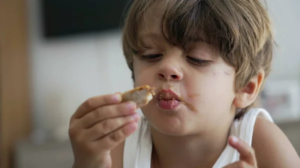 Een Kleine Jongen Die Brood Eet Met Pindakaas Portret Van — Stockfoto