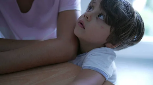 Madre Educando Niño Mal Comportamiento Niño Pequeño Sintiéndose Culpable Emoción — Foto de Stock