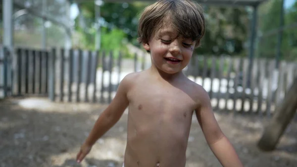 Schattig Shirtloos Jongetje Spelen Buiten Glimlachen Camera Staan Speeltuin Park — Stockfoto