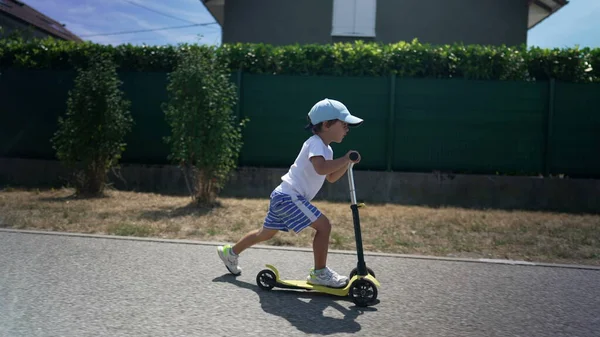 Menino Montando Rodas Scooter Fora Feliz Criança Monta Brinquedo — Fotografia de Stock
