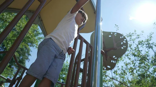 Çocuk Güneşli Bir Günde Oyun Parkında Metal Direkten Kayıyor — Stok fotoğraf