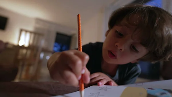ペンで紙に集中的な子供の絵 自宅で学校活動をしている集中した子供 — ストック写真
