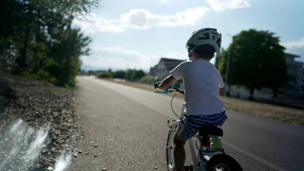 Zurück Von Kind Lernen Fahrrad Fahren Mit Helm Fahrrad Städtischen — Stockfoto