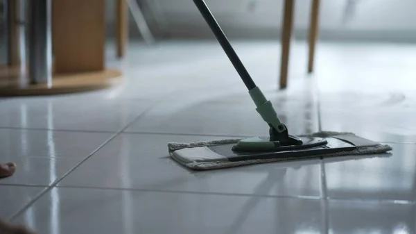 Mop Zbliżenie Sprzątanie Brudna Podłoga Domu — Zdjęcie stockowe