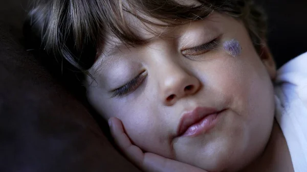 Gros Plan Sur Sieste Enfant Petit Garçon Endormi Pendant Sieste — Photo