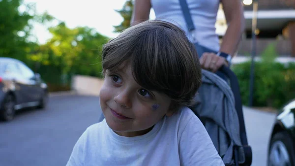 Criança Adorável Feliz Sentada Carrinho Sorrindo Para Câmera Menino Movimento — Fotografia de Stock