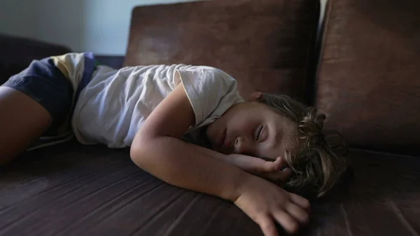 Egy Kisfiú Alszik Délutáni Szunyókálás Közben Kanapén Szoros Gyerek Arc — Stock Fotó