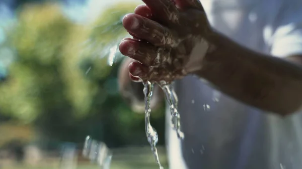 Kinderhände Waschen Sich Draußen Stadtpark Zeitlupe Handreinigung Aus Nächster Nähe — Stockfoto