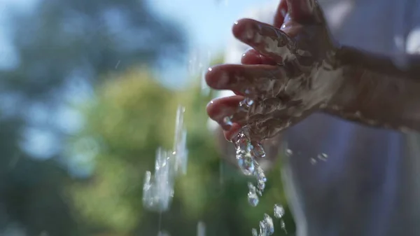 Kind Wäscht Sich Die Hände Brunnen Freien Kleiner Junge Putzt — Stockfoto