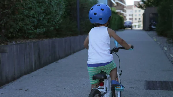 Повернення Дитячого Мотоцикла Носіння Шолома Вулиці Маленька Дитина Їде Велосипеді — стокове фото