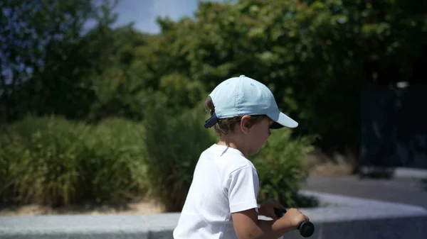 Ενεργό Μικρό Παιδί Ιππασία Σκούτερ Έξω Αγόρι Παίζει Εξωτερικούς Χώρους — Φωτογραφία Αρχείου