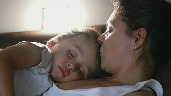Мати Дитина Разом Лежать Дивані Відвертий Справжній Батько Спить Сином — стокове фото