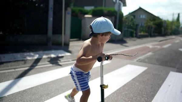 Дети Переходят Улицу Тремя Колесными Скутерами Городской Пешеходной Дорожке Солнечный — стоковое фото