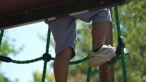 Восхождение Детскую Площадку Канатной Лестнице Парке Один Активный Маленький Мальчик — стоковое фото