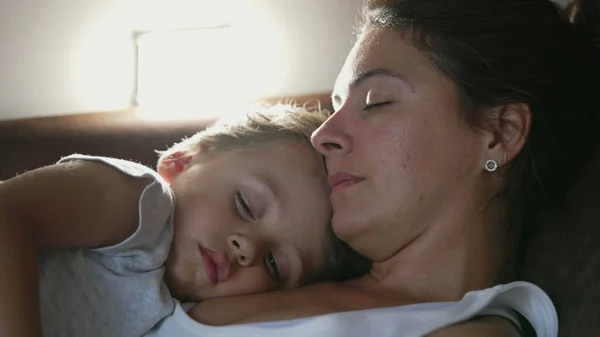 Matka Dziecko Śpią Razem Kanapie Uczciwy Rodzic Śpi Synem — Zdjęcie stockowe