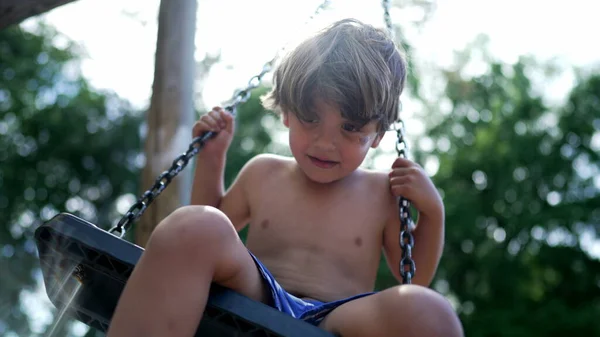 Een Kleine Jongen Die Plezier Heeft Speeltuin Swingt Buiten Tijdens — Stockfoto